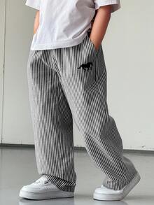 SHEIN 兒童青少年男孩休閒街頭風學院風條紋刺繡圖案梭織直筒長褲附口袋，輕盈舒適百搭，適合出遊、度假、拍照、上學、運動、派對，適用於春夏季 - 灰色 - 查看 4