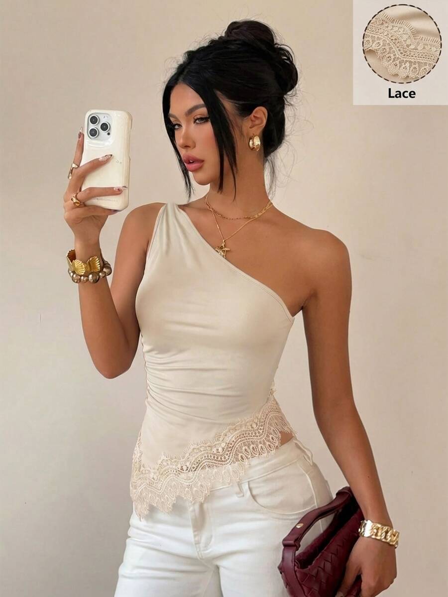 Siren Gaze 蕾絲拼接扭轉不對稱單肩上衣,優雅修身女款上衣,黑色派對上衣,夏季休閒風,露背上衣,音樂節派對上衣 - 杏色 - 查看 1
