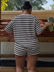 Muchica 大尺碼女款對比條紋圓領短袖T恤與休閒牛仔短褲2件套，適合早午餐、辦公室，黑白配色夏季款 - 黑色 - 查看 2