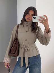 Siren Gaze Damen-Trenchcoat in Beige, kurz, mit hohem Kragen, karierten Ärmelaufschlägen und modischem Gürtel, Herbstjacke für Damen, Trichterkragen-Jacke