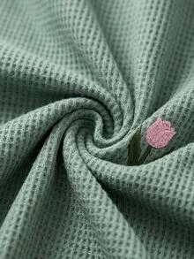 SHEIN رداء منزلي نسائي محبوك بنقشة الوافل باللون الأخضر مع تفاصيل تطريز زهور وأكمام طويلة وحزام، مريح وكاجوال للاسترخاء للسيدات - أخضر عسكري - مشاهدة 9