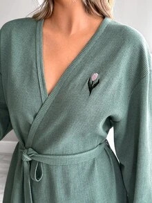 SHEIN رداء منزلي نسائي محبوك بنقشة الوافل باللون الأخضر مع تفاصيل تطريز زهور وأكمام طويلة وحزام، مريح وكاجوال للاسترخاء للسيدات - أخضر عسكري - مشاهدة 5