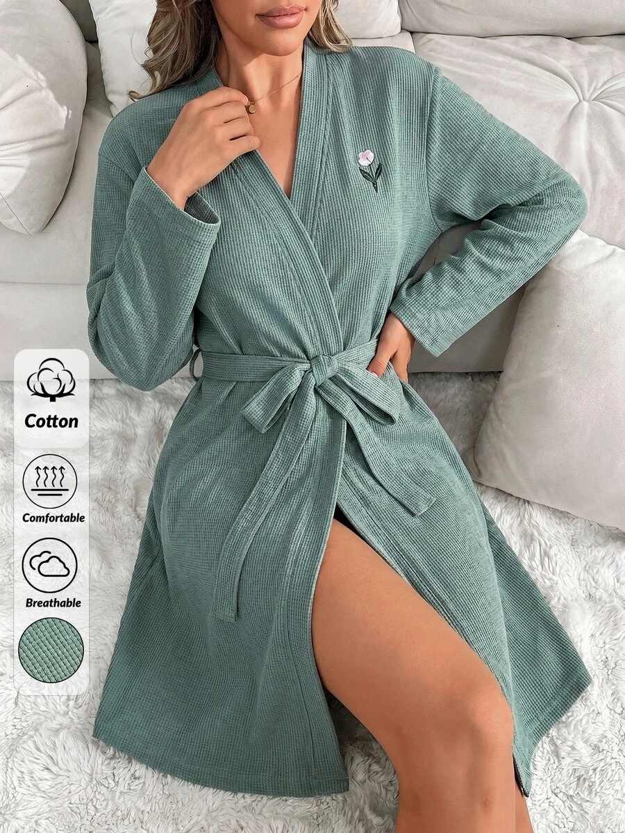 SHEIN رداء منزلي نسائي محبوك بنقشة الوافل باللون الأخضر مع تفاصيل تطريز زهور وأكمام طويلة وحزام، مريح وكاجوال للاسترخاء للسيدات