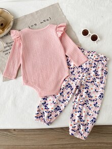 SHEIN 2件組女嬰清新甜美風連身衣套裝，連身衣附波浪荷葉袖與3D花朵裝飾，長袖圓領，搭配滿版碎花印花長褲，腰部蝴蝶結裝飾，柔軟貼身，適合日常外出、聚會、公園遊玩，春秋季嬰兒套裝 - 粉色 - 查看 2