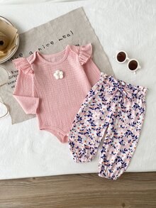 SHEIN 2件組女嬰清新甜美風連身衣套裝，連身衣附波浪荷葉袖與3D花朵裝飾，長袖圓領，搭配滿版碎花印花長褲，腰部蝴蝶結裝飾，柔軟貼身，適合日常外出、聚會、公園遊玩，春秋季嬰兒套裝 - 粉色 - 查看 3
