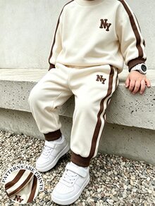 SHEIN Playful Pals 2件組小男孩時尚圓領運動衫與長褲套裝，對比條紋設計搭配時尚NY字母圖案，適合度假派對，5-15°C春秋冬季穿著，舒適休閒，小男孩春秋冬季街頭穿搭首選 - 彩色 - 查看 1