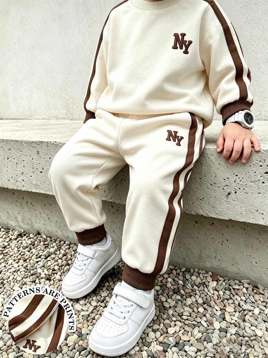 SHEIN Playful Pals 2件組小男孩時尚圓領運動衫與長褲套裝,對比條紋設計搭配時尚NY字母圖案,適合度假派對,5-15°C春秋冬季穿著,舒適休閒,小男孩春秋冬季街頭穿搭首選 - 彩色 - 查看 1