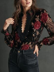 LUMIGAL Vintage Lace Embroidered Velvet Rose Print Lantern Sleeve Blouse - Red and Black - View 3