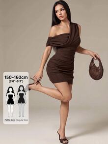 SHEIN PETITE فستان نسائي قصير بلون موحد وياقة غير متماثلة وتجاعيد ضيق عصري مثير - بني - مشاهدة 4