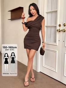 SHEIN PETITE فستان نسائي قصير بلون موحد وياقة غير متماثلة وتجاعيد ضيق عصري مثير - بني - مشاهدة 3