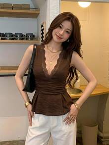 Serisse 女士优雅纯色蕾丝拼接无袖衬衫，法式V领蕾丝拼接上衣，褶裥收腰显瘦无袖荷叶边衬衫，优雅时尚，适合度假、假日、夏季穿着 - 棕色 - 查看 1