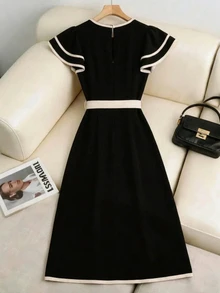 GlowEve CURVE Gaun Panjang Elegan Bergaya Baru untuk Wanita Ukuran Plus, Gaun dengan Ikat Pinggang, Kancing di Bagian Bawah, Belahan, Warna Kontras, Gaun Pesta dengan Ruffle dan Kancing di Bagian Atas, Gaun Kerja, Gaya Prancis untuk Wanita - Hitam - View 4