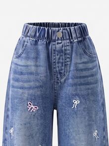 SHEIN Genkimix Kids 女童牛仔長褲，四季皆宜，可愛趣味復古牛仔女郎西部風中藍色，彈性腰頭，粉色與白色蝴蝶結刺繡，直筒寬腿，夏季 - 中等水洗藍 - 查看 4