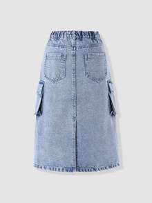 SHEIN Genkimix Kids 女童牛仔裙，淺藍色水洗牛仔，A字版型，不對稱高腰設計配彈性腰帶與金屬鈕扣，後中開衩設計，兩側3D工裝口袋，適合春秋日常通勤或休閒外出，可搭配白色T恤+短靴打造清爽造型，搭配樂福鞋展現知性氣質，實用風格，百搭配色 - 淺色水洗藍 - 查看 5