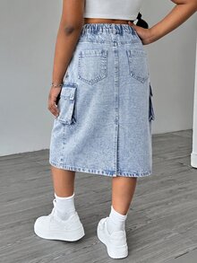 SHEIN Genkimix Kids 女童牛仔裙，淺藍色水洗牛仔，A字版型，不對稱高腰設計配彈性腰帶與金屬鈕扣，後中開衩設計，兩側3D工裝口袋，適合春秋日常通勤或休閒外出，可搭配白色T恤+短靴打造清爽造型，搭配樂福鞋展現知性氣質，實用風格，百搭配色 - 淺色水洗藍 - 查看 3