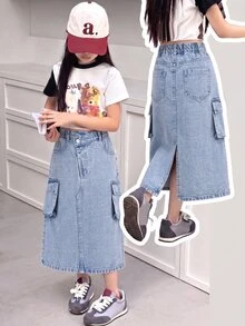 SHEIN Genkimix Kids 女童牛仔裙，淺藍色水洗牛仔，A字版型，不對稱高腰設計配彈性腰帶與金屬鈕扣，後中開衩設計，兩側3D工裝口袋，適合春秋日常通勤或休閒外出，可搭配白色T恤+短靴打造清爽造型，搭配樂福鞋展現知性氣質，實用風格，百搭配色 - 淺色水洗藍 - 查看 4