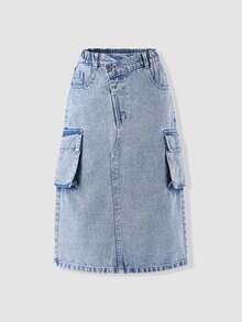 SHEIN Genkimix Kids 女童牛仔裙，淺藍色水洗牛仔，A字版型，不對稱高腰設計配彈性腰帶與金屬鈕扣，後中開衩設計，兩側3D工裝口袋，適合春秋日常通勤或休閒外出，可搭配白色T恤+短靴打造清爽造型，搭配樂福鞋展現知性氣質，實用風格，百搭配色 - 淺色水洗藍 - 查看 6