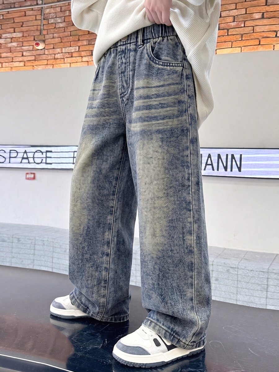 SHEIN Genkimix Kids 男童牛仔長褲，幾何口袋鈕扣設計，直筒長腿修身版型，中洗藍色，適合生日派對、秋冬穿著