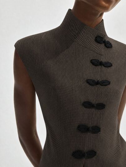 Lumivelle Women's Autumn New Plaid Vest, Stand Collar With Foldable Collar, Two-Way Wear, Chinese Style Frog Button Decor, Asymmetrical Hem, Elegant Fashion Vest, Women's Daily Versatile Fashion Street Style Essential, Retro Autumn Brown Plaid Vest, Can Be Paired With Pleated Skirt And Long Pants, Fashion Item