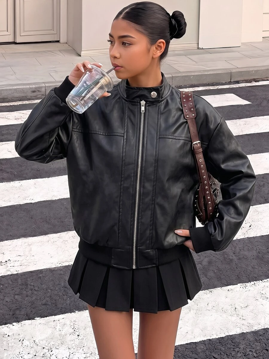 Casuvi Kids 青少年女孩復古機車風黑色夾克,亮面PU皮革面料,挺挺版型,立領配單個金屬按扣,銀色長拉鍊,前片開衩縫線設計,羅紋下擺與袖口,落肩寬鬆版型,背面簡約無裝飾,適合日常出遊、上學,春秋穿著 - 黑色 - 查看 1