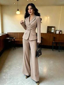 Elenzga 條紋卡其色西裝套裝，適合辦公室穿著，秋季通勤極簡風造型，配金屬扣環與百褶設計 - 卡其色 - 查看 4