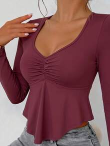 SHEIN Core Rhythm ملابس علوية رياضي نسائي قطعة واحدة وتوب بدون أكمام 2026 بلون سادة، طبقة أساسية بياقة V وحافة مكشكشة مطوية، بتصميم ضيق عند الخصر وأسلوب Pure Desire - عنابي اللون - مشاهدة 3