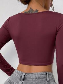 SHEIN Core Rhythm ملابس علوية رياضي نسائي قطعة واحدة وتوب بدون أكمام 2026 بلون سادة، طبقة أساسية بياقة V وحافة مكشكشة مطوية، بتصميم ضيق عند الخصر وأسلوب Pure Desire - عنابي اللون - مشاهدة 2