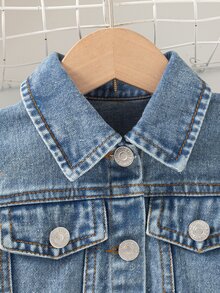 SHEIN Playful Pals 女童牛仔夾克，淺藍色水洗牛仔，背面印有英文字母與卡通水豚拿草莓圖案，裝飾粉色愛心與小花，適合春秋穿著，可搭配T恤、牛仔褲或裙子，適用於學校、購物、休閒聚會等場合，可愛日系女孩風 - 淺色水洗藍 - 查看 5