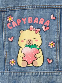 SHEIN Playful Pals 女童牛仔夾克，淺藍色水洗牛仔，背面印有英文字母與卡通水豚拿草莓圖案，裝飾粉色愛心與小花，適合春秋穿著，可搭配T恤、牛仔褲或裙子，適用於學校、購物、休閒聚會等場合，可愛日系女孩風 - 淺色水洗藍 - 查看 6