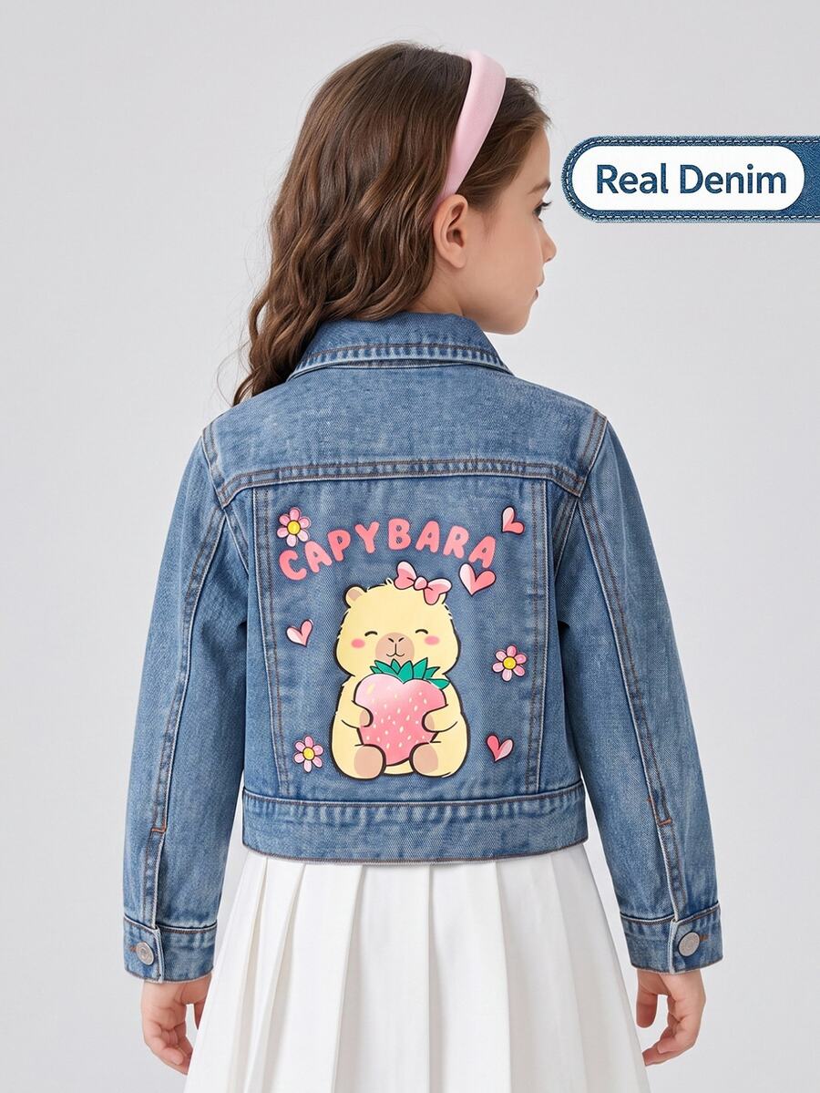 SHEIN Playful Pals 女童牛仔夾克,淺藍色水洗牛仔,背面印有英文字母與卡通水豚拿草莓圖案,裝飾粉色愛心與小花,適合春秋穿著,可搭配T恤、牛仔褲或裙子,適用於學校、購物、休閒聚會等場合,可愛日系女孩風 - 淺色水洗藍 - 查看 1