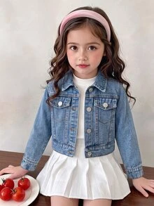 SHEIN Playful Pals 女童牛仔夾克，淺藍色水洗牛仔，背面印有英文字母與卡通水豚拿草莓圖案，裝飾粉色愛心與小花，適合春秋穿著，可搭配T恤、牛仔褲或裙子，適用於學校、購物、休閒聚會等場合，可愛日系女孩風 - 淺色水洗藍 - 查看 2