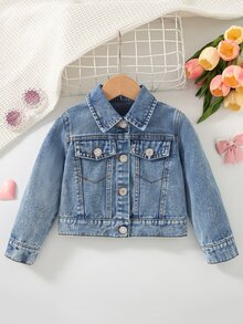 SHEIN Playful Pals 女童牛仔夾克，淺藍色水洗牛仔，背面印有英文字母與卡通水豚拿草莓圖案，裝飾粉色愛心與小花，適合春秋穿著，可搭配T恤、牛仔褲或裙子，適用於學校、購物、休閒聚會等場合，可愛日系女孩風 - 淺色水洗藍 - 查看 4