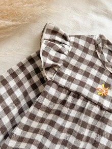 Vintaside Kids 女嬰2件套：復古棕色格紋長袖上衣，搭配精緻花卉刺繡拼接，配流蘇下擺喇叭牛仔褲，甜美可愛風格，秋冬日常穿搭，荷葉邊喇叭袖設計，時尚舒適，熱銷嬰兒服飾套裝 - 卡其色 - 查看 4