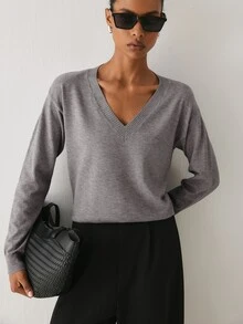 YARNWELL Atasan Rajut Kasual Serbaguna Wanita Warna Polos dengan Leher V untuk Sehari-hari - Grey - View 5