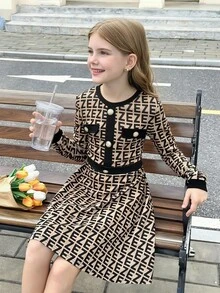 SHEIN 青少年女孩休闲时尚百搭针织拼接字母标志印花高腰连衣裙，适合周末、休闲外出、返校 - 卡其色 - 查看 4