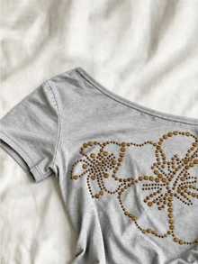 SuriyaCove 女款 T-shirt，不對稱肩短袖修身款，優雅 Y2K 休閒風，適合日常穿著、度假、假日、約會，夏季上衣，灰色水鑽 - 彩色 - 查看 6