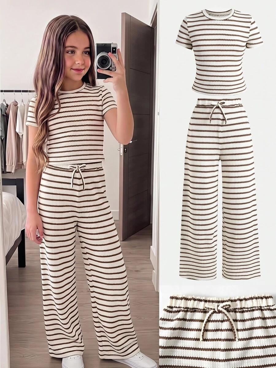SHEIN Conjunto de camiseta de cuello redondo con bloques de color a rayas y pantalones sueltos con cintura de cordón para niña preadolescente - Blanco y Negro - Ver 1