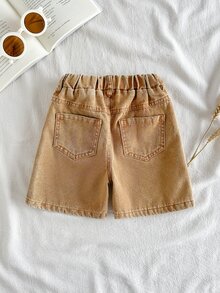 SHEIN 男嬰牛仔短褲，夏季熱銷中藍色牛仔色，學院風，簡約休閒舒適，彈性腰帶 + 假鏈條設計，舒適細棉牛仔布，適合日常出遊、旅行、假日聚會，展現獨特街頭風格 - 卡其色 - 查看 3