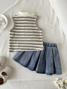 Vintaside Kids 女嬰短袖無袖套裝，象牙色上衣 + 淺藍色牛仔裙。上衣為無袖彈性針織 Polo 領設計，胸前飾有粉色蝴蝶結刺繡。裙子為淺色水洗牛仔裙，飾有白色刺繡蝴蝶結裝飾。整體風格甜美可愛，適合夏季穿著、日常外出、幼兒園、派對及家庭休閒場合。 - 卡其色 - 查看 2