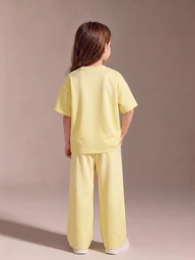 SHEIN 女童休閒美式嬰兒T恤與寬腿褲套裝，白色/彩色，粉色字母印花大尺寸T恤，寬鬆，Y2K 7歲生日夏季款 - 黃色 - 查看 3