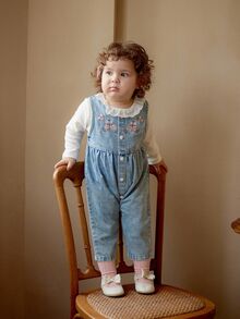 Vintaside Kids 女婴荷叶边下摆长袖休闲上衣搭配无袖花卉刺绣水洗牛仔连体裤，露营和居家穿着舒适，适合秋季 - 彩色 - 查看 4