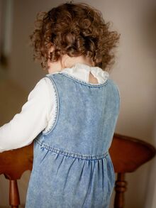 Vintaside Kids 女婴荷叶边下摆长袖休闲上衣搭配无袖花卉刺绣水洗牛仔连体裤，露营和居家穿着舒适，适合秋季 - 彩色 - 查看 2