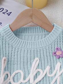 SHEIN 1件女嬰粉色圓領毛衣，飾有「Baby」刺繡字母與3D花朵裝飾，可愛清新極簡風，適中厚度，整齊下擺，緊口袖口，細緻紋理，手感滑順，適合日常穿著、外出與戶外玩耍，適用春秋季 - 淺藍色 - 查看 3