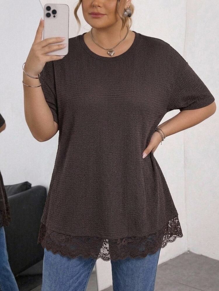 SHEIN CURVE+ 大尺碼女款棕色秋季休閒日常寬鬆彈性舒適蕾絲飾邊紋理短袖長版T恤上衣，度假穿搭冬季 - 棕色 - 查看 4