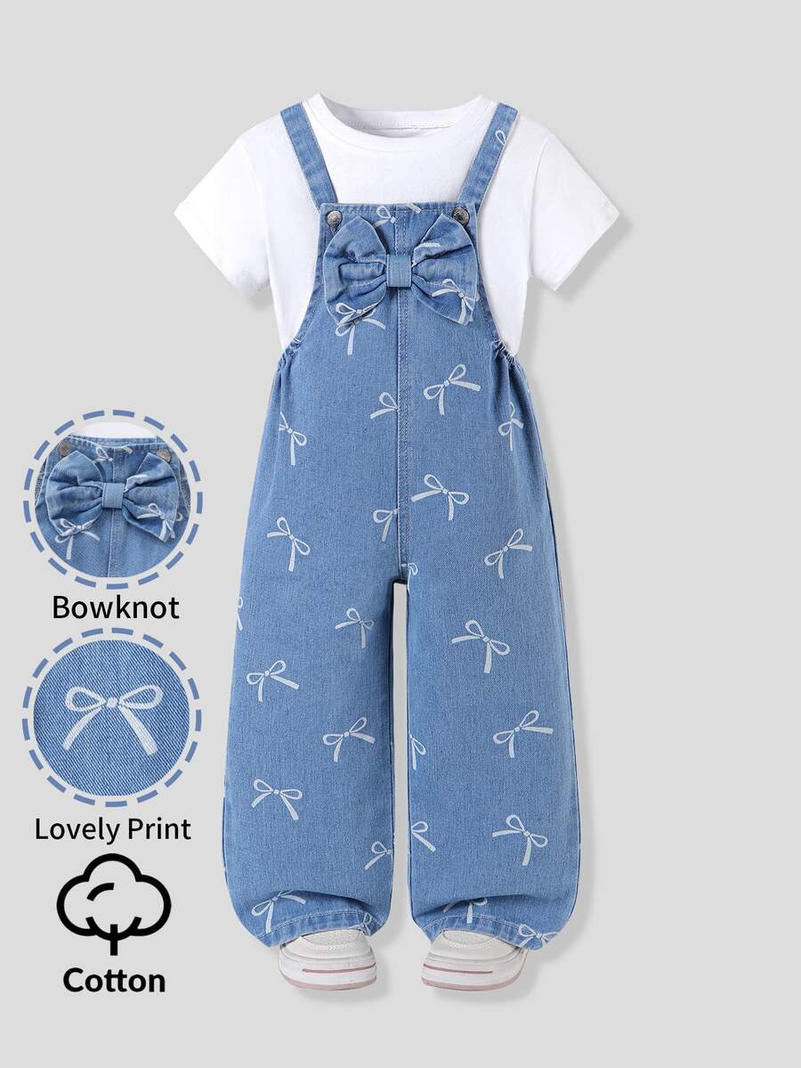 SHEIN 女童時尚百搭款幼兒牛仔吊帶褲,淺藍色水洗牛仔,適合四季穿著,滿版蝴蝶結印花,寬鬆直筒版型,適合日常外出、上學與通勤 - 淺色水洗藍 - 查看 1