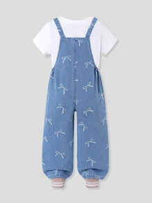 SHEIN 女童時尚百搭款幼兒牛仔吊帶褲，淺藍色水洗牛仔，適合四季穿著，滿版蝴蝶結印花，寬鬆直筒版型，適合日常外出、上學與通勤 - 淺色水洗藍 - 查看 2