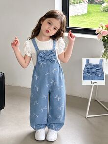SHEIN 女童時尚百搭款幼兒牛仔吊帶褲，淺藍色水洗牛仔，適合四季穿著，滿版蝴蝶結印花，寬鬆直筒版型，適合日常外出、上學與通勤 - 淺色水洗藍 - 查看 5