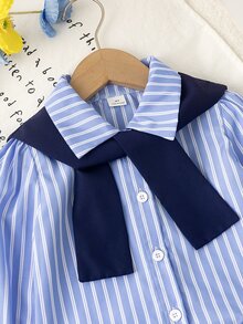 SHEIN Elladie kids 女童藍白條紋上衣與百褶裙兩件套，上衣：藍白直條紋長袖襯衫配海軍藍肩披，下身：海軍藍高腰百褶迷你裙，適合日常上學、表演、派對、戶外拍照、旅行、拜訪親友 - 藍色 - 查看 7