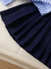 SHEIN Elladie kids 女童藍白條紋上衣與百褶裙兩件套，上衣：藍白直條紋長袖襯衫配海軍藍肩披，下身：海軍藍高腰百褶迷你裙，適合日常上學、表演、派對、戶外拍照、旅行、拜訪親友 - 藍色 - 查看 8