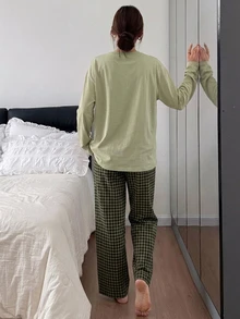 DAZY Conjunto de 2 Peças Camiseta de Manga Curta Solta com Estampa de Cachorrinho Fofo & Calça de Pijama Longa de Perna Reta Xadrez, Roupa de Dormir Feminina de Verão e Outono - Verde - Visão 2